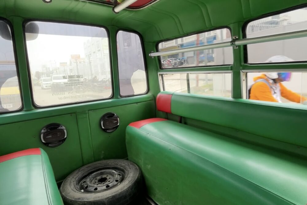 ミクロレットの車内