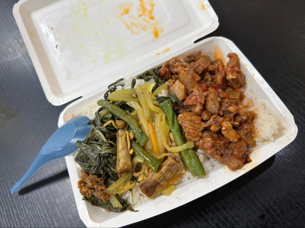 ローカルフード(左からキャッサバの葉・テンペと野菜の炒め物・鶏肉の炒め物)