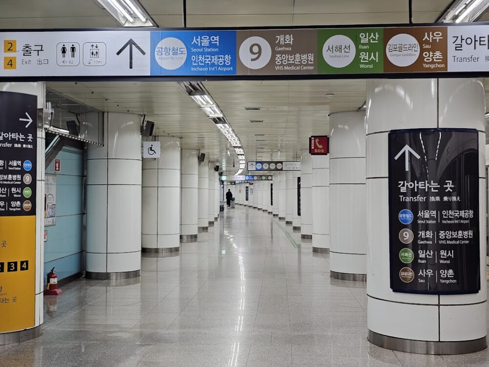 seoul subway station crowd