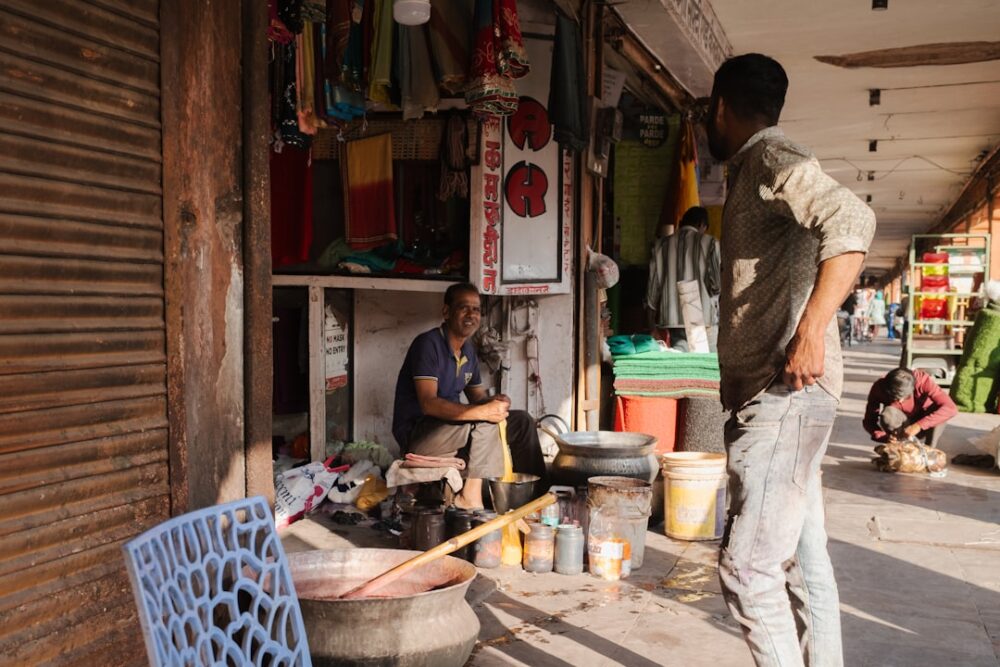 タイのナイトマーケットで買い物する旅行者