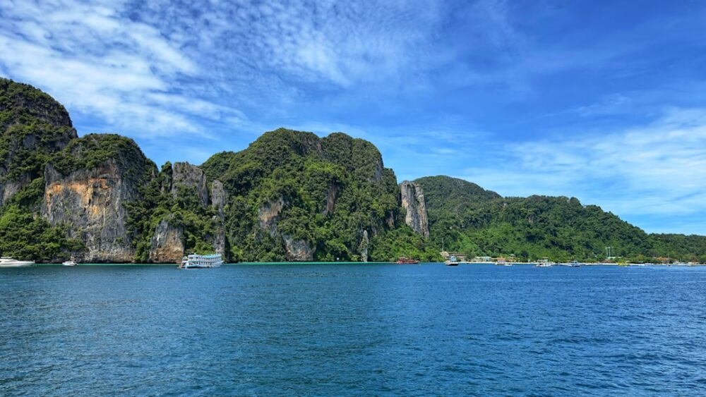 タイの美しい風景を楽しむ旅行者