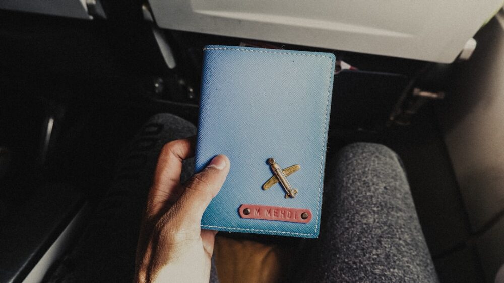 困っている旅行者を助けるシーン