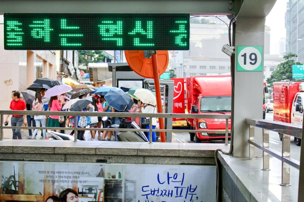 seoul subway crowded passengers