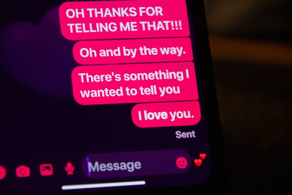 smartphone romance scam love message