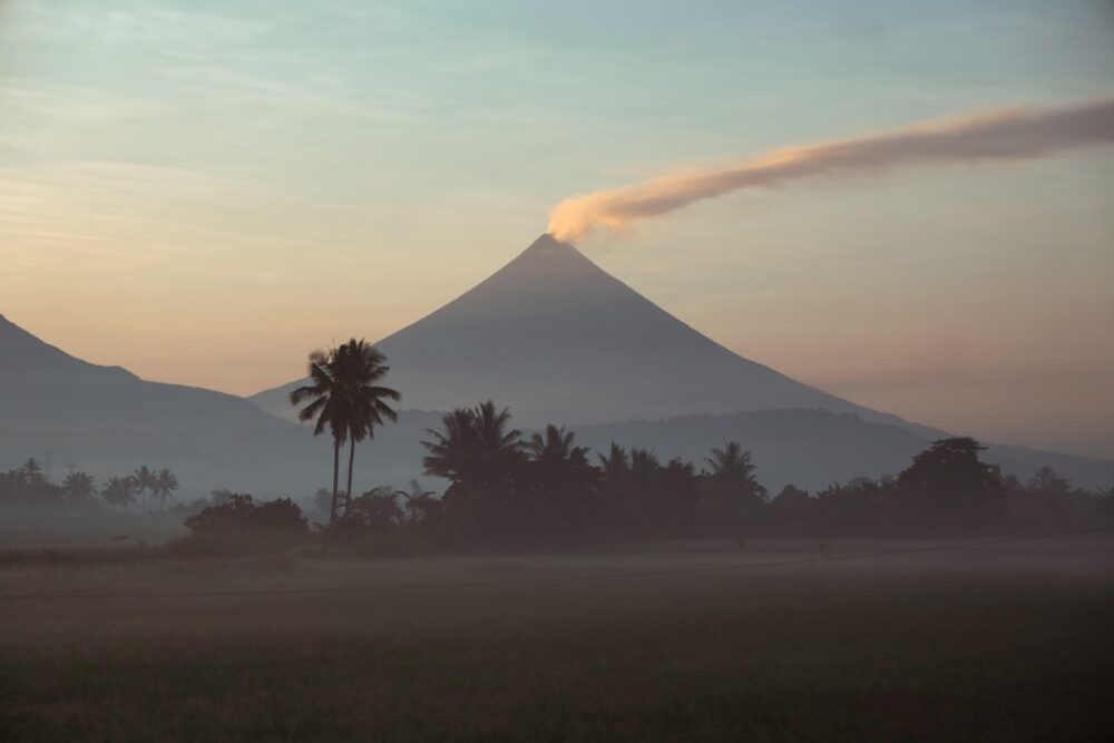mayon volcano philippines eruption smoke