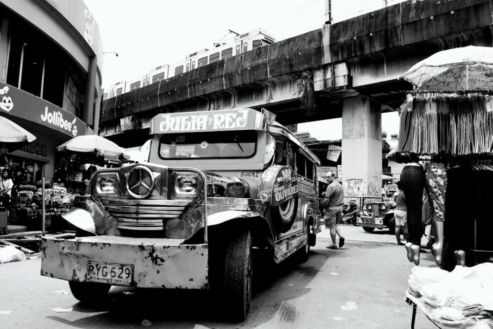manila shopping mall jeepney crowded passengers
