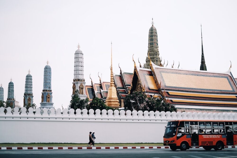 bangkok grand palace tuktuk tourists