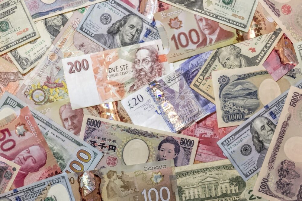 japanese yen banknotes currency